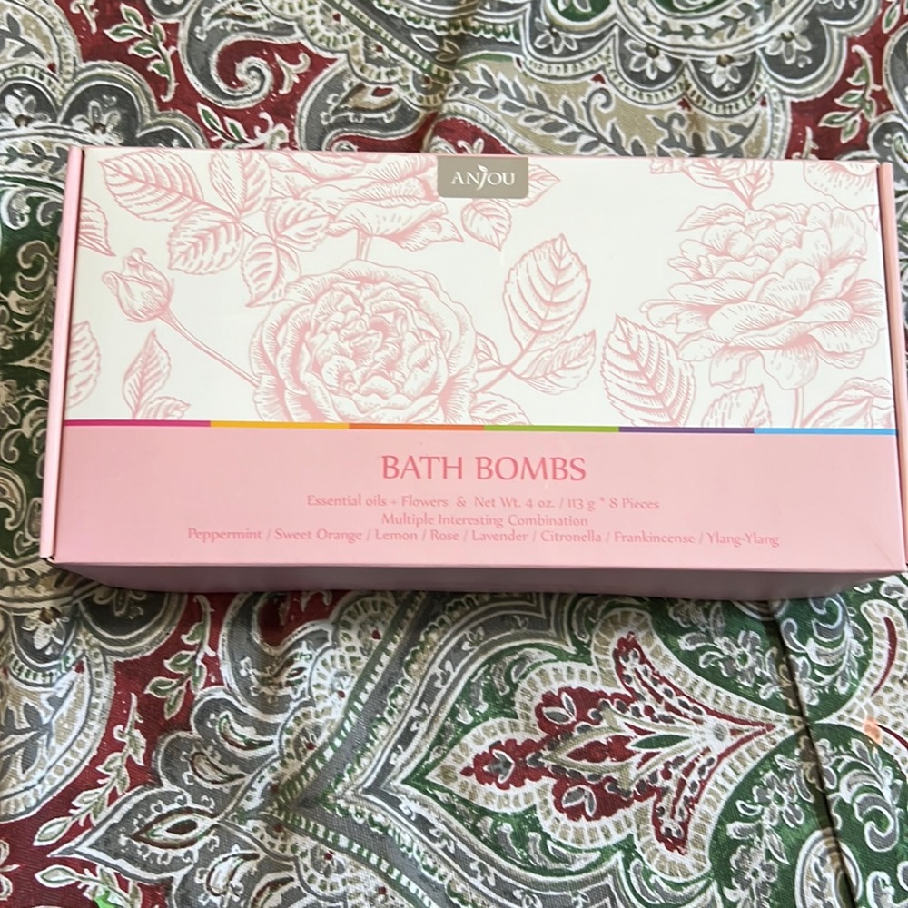 New never used box of 8 bath bombs